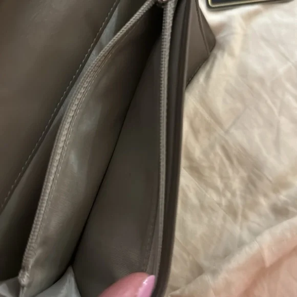 ❌SOLD❌Very Good Used Auth Chanel Patent Leather Wallet - Neutral/ Gray Color - Picture 8 of 15